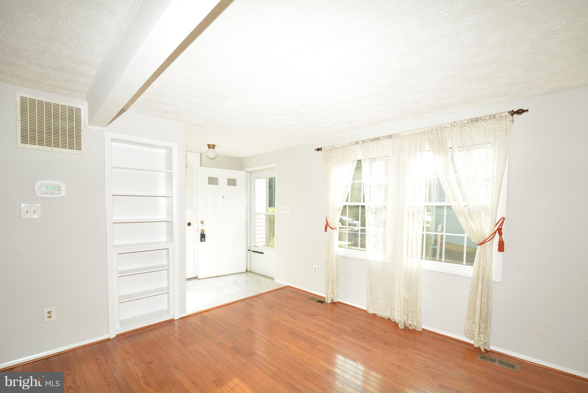 11555 Underoak Court Reston, VA 20191 - Photo 5 of 22 Cozy Bright and Huge