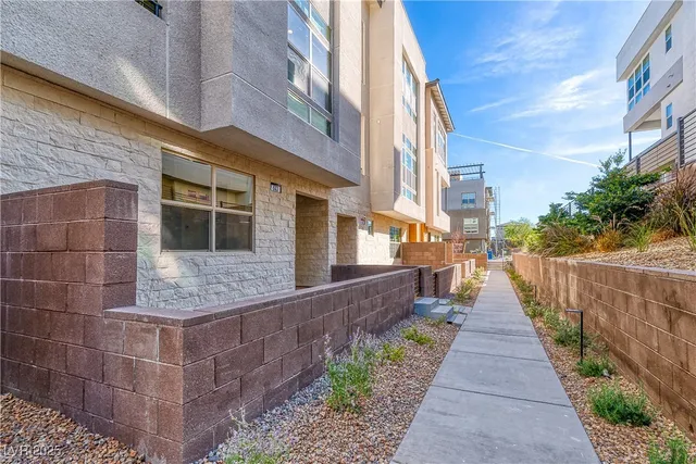 $600,000 | 643 Grey Saker Street, Las Vegas, NV 89138