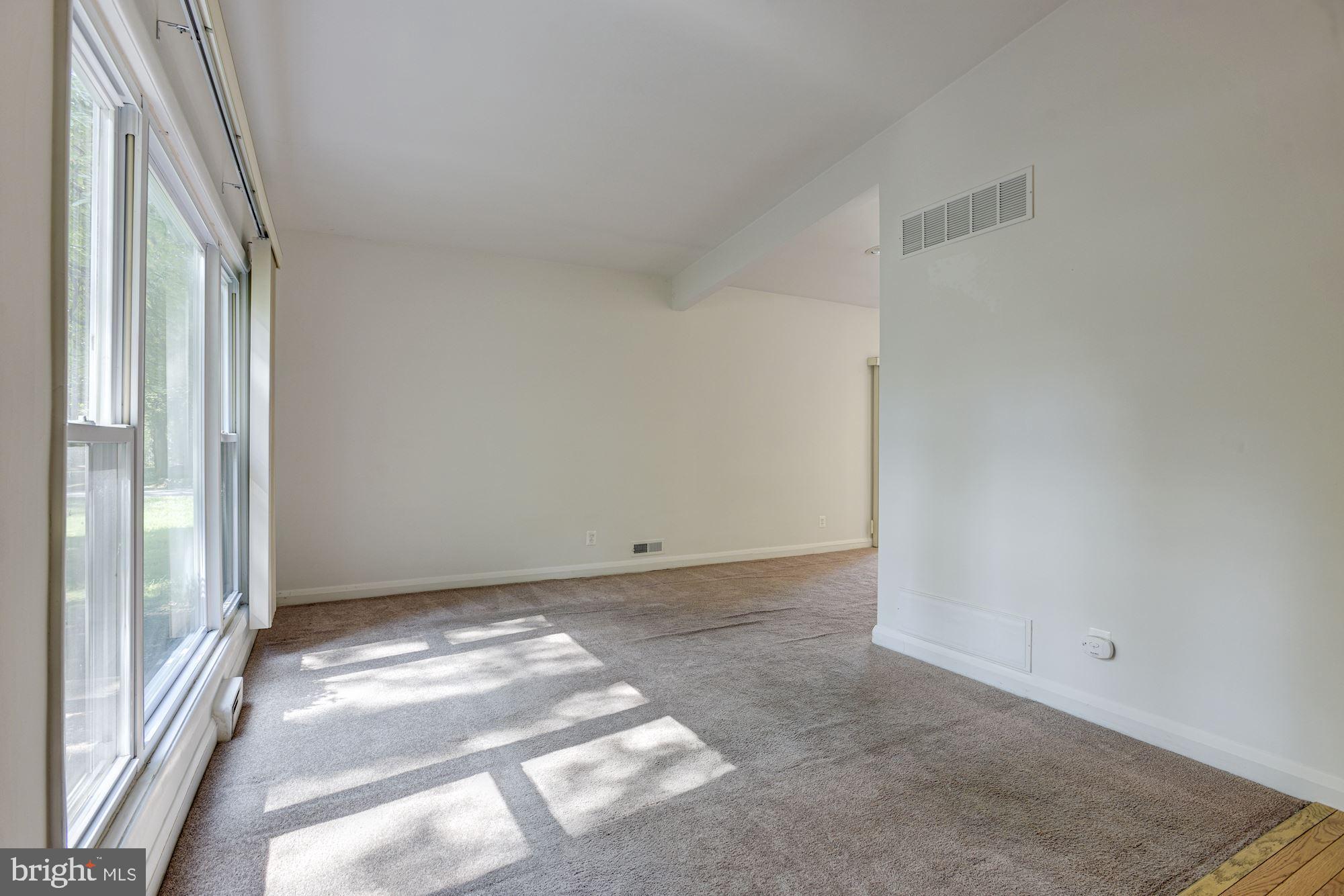 508 Upland Road Baltimore, MD 21208 - Photo 6 of 32 Living Room