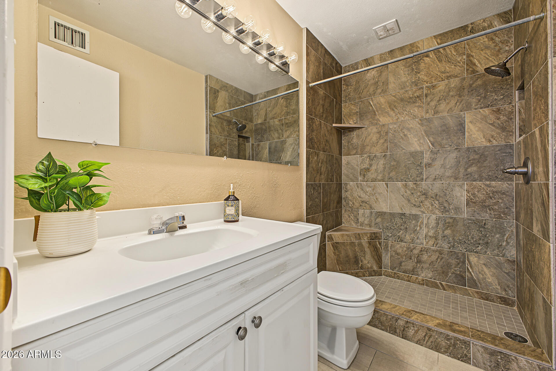 1320 East Bethany Home Road, Unit 54 Phoenix, AZ 85014 - Photo 13 of 32 Primary ensuite