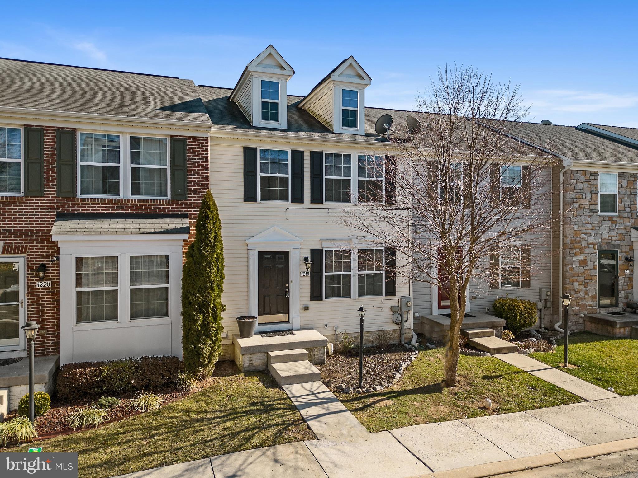 2,200+ sf move-in ready townhome close to shops!