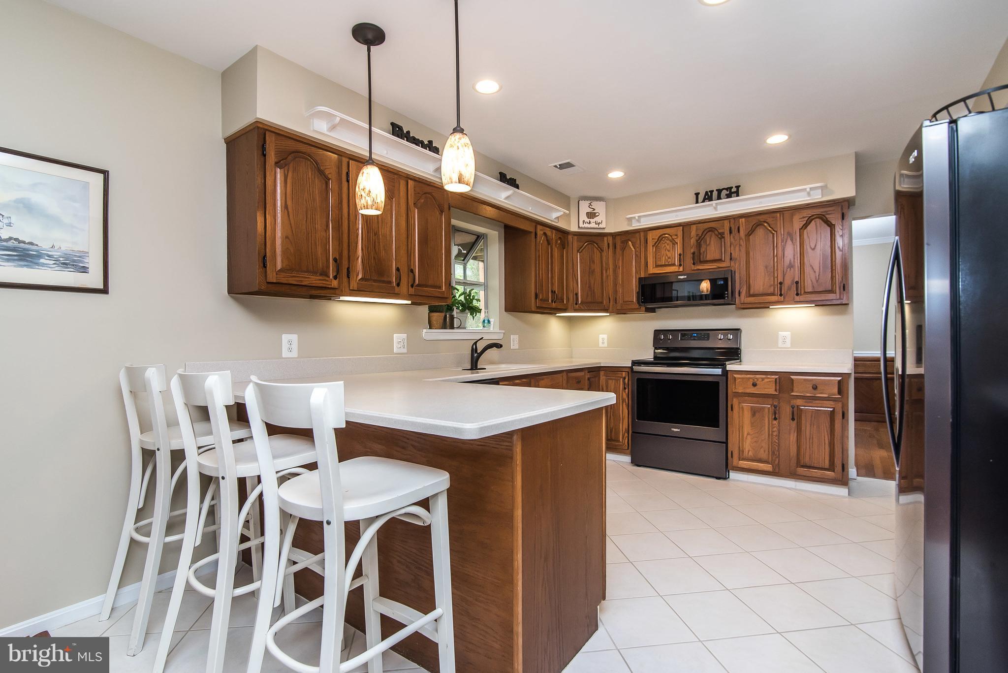 3190 Rolling Road Edgewater, MD 21037 - Photo 7 of 30 Generous Breakfast bar!
