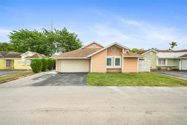 a view of front of house with a yard