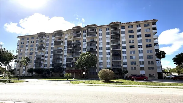 $2,000 | 4174 Inverrary Drive, Unit 402, Lauderhill, FL 33319