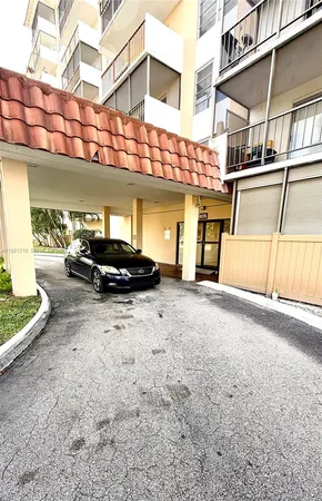 $2,000 | 4174 Inverrary Drive, Unit 402, Lauderhill, FL 33319