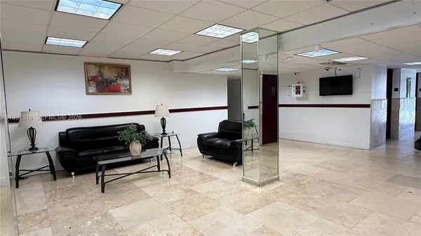 $2,000 | 4174 Inverrary Drive, Unit 402, Lauderhill, FL 33319
