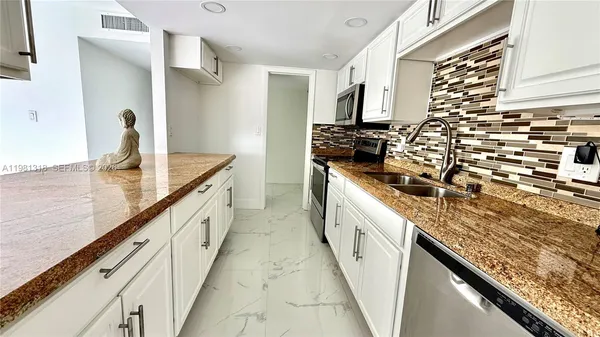 $2,000 | 4174 Inverrary Drive, Unit 402, Lauderhill, FL 33319
