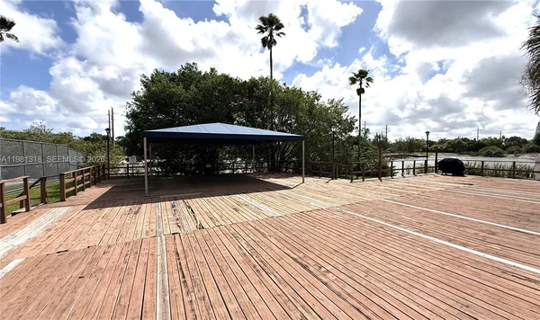 $2,000 | 4174 Inverrary Drive, Unit 402, Lauderhill, FL 33319