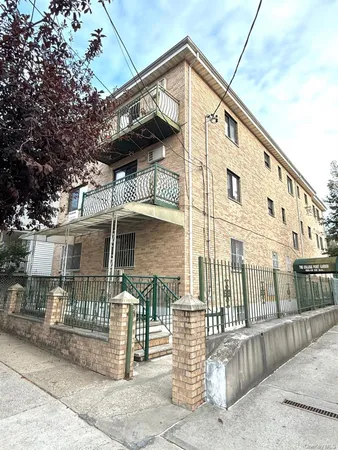 $678,000 | 122-14 25th Avenue, Unit 3A | College Point
