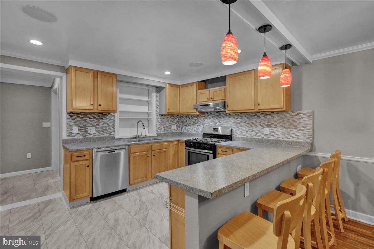 613 March Street Shillington, PA 19607 - Photo 11 of 36 Pendant lighting/breakfast bar