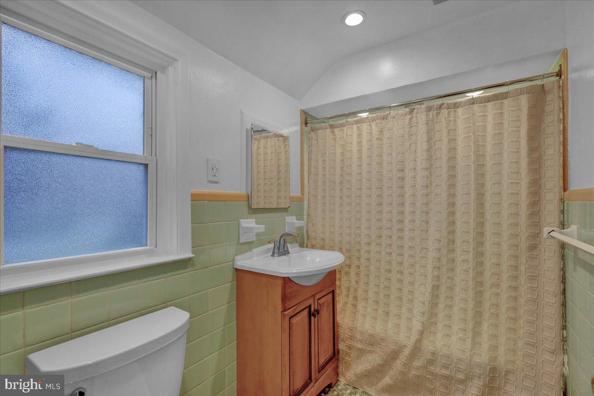 613 March Street Shillington, PA 19607 - Photo 28 of 36 2nd floor full bat