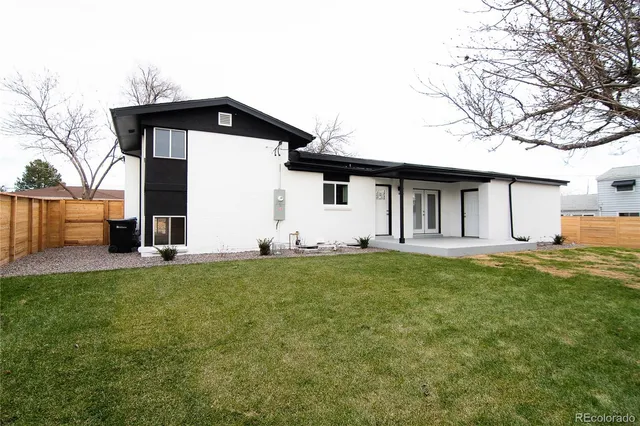 a view of a house with backyard and garden