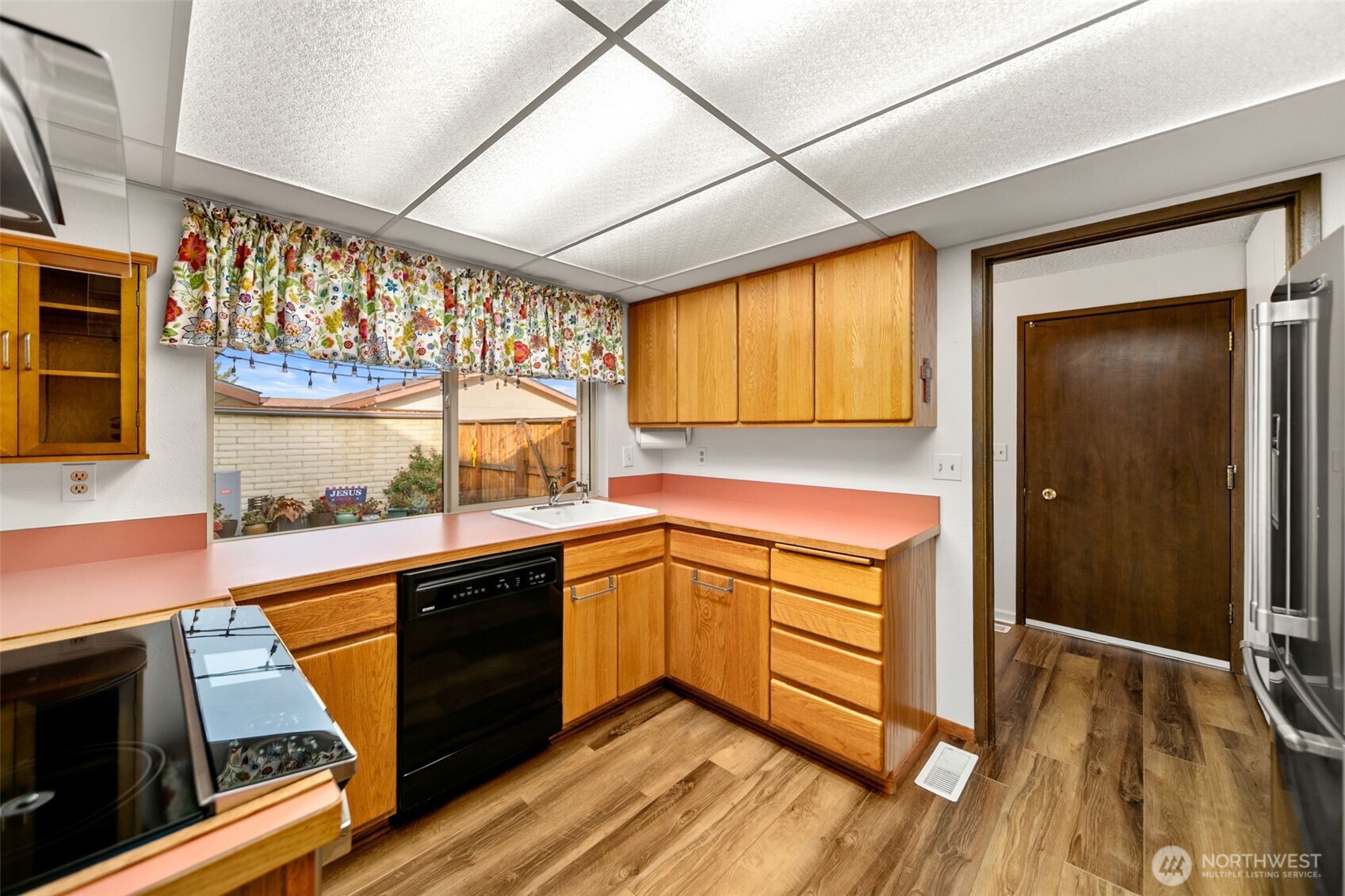 300 South Elliott Avenue, Unit 29 Wenatchee, WA 98801 - Photo 13 of 36 a kitchen with granite countertop stainless steel appliances a stove refrigerator and cabinets
