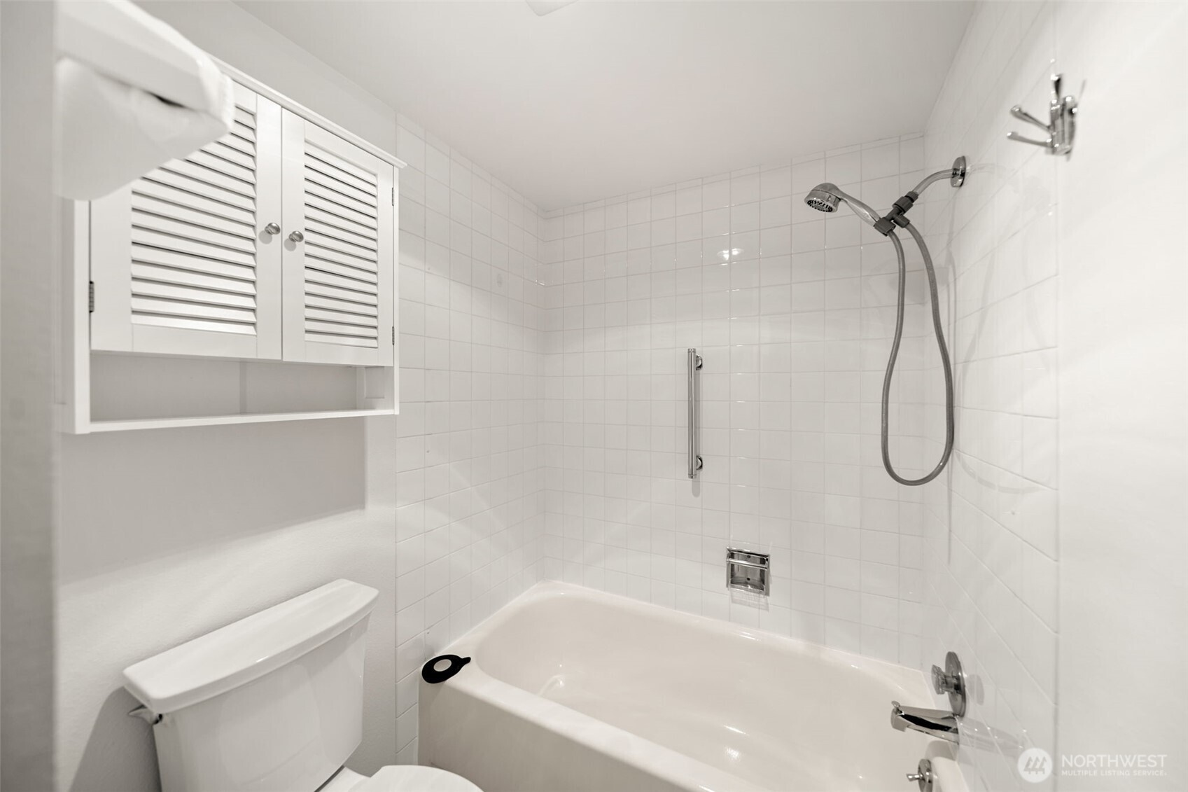 300 South Elliott Avenue, Unit 29 Wenatchee, WA 98801 - Photo 23 of 36 a bathroom with a bath tub with a shower