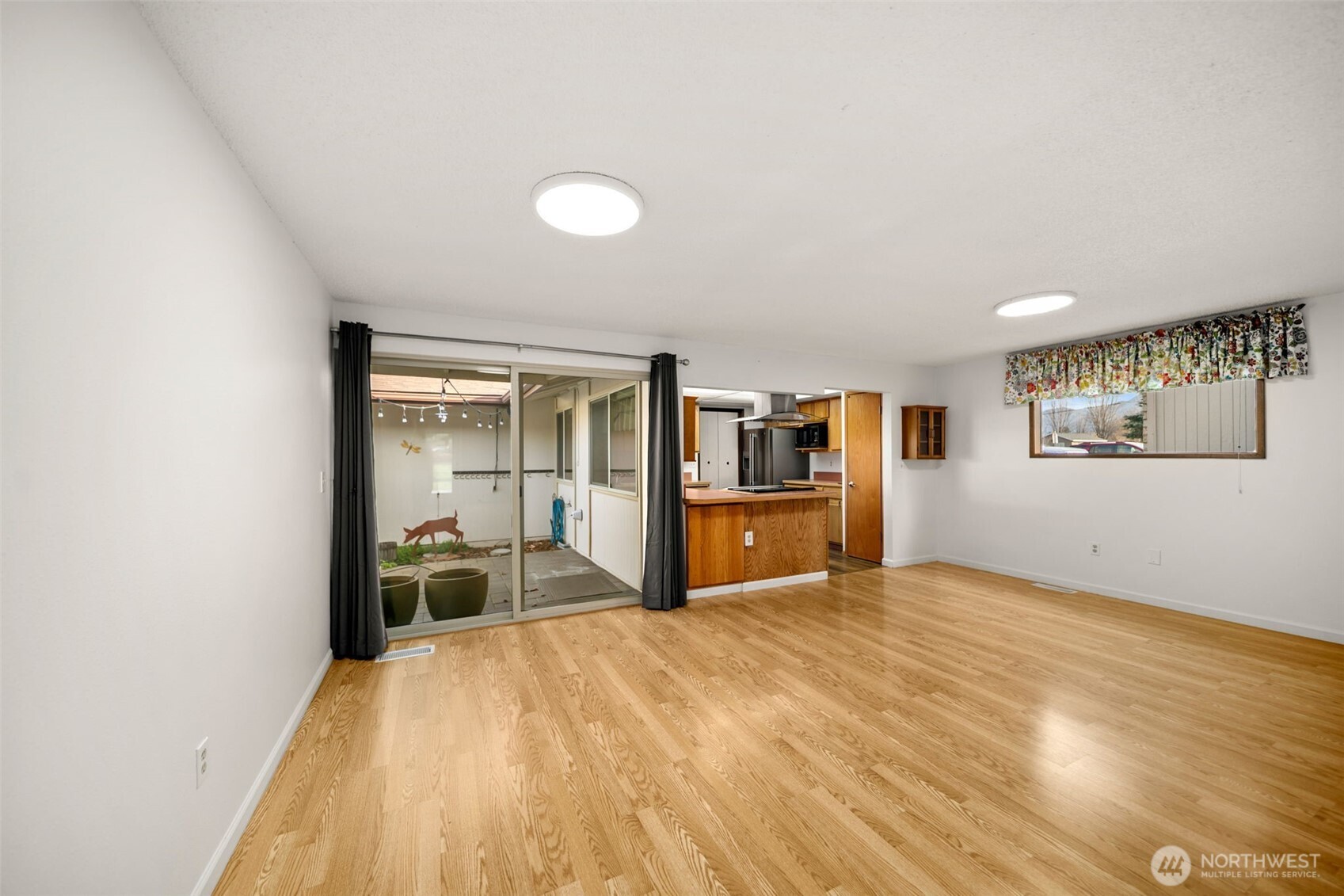 300 South Elliott Avenue, Unit 29 Wenatchee, WA 98801 - Photo 8 of 36 a room with a bed and a large window