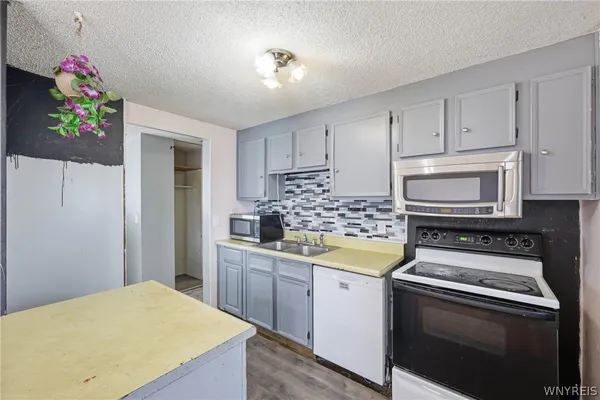 $189,900 | 6954 Academy Lane, Lockport Town, NY 14094