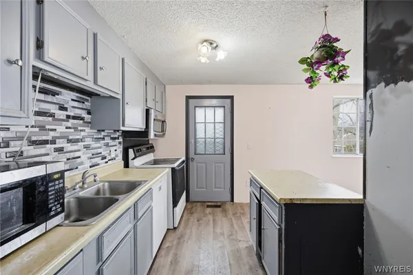 $189,900 | 6954 Academy Lane, Lockport Town, NY 14094