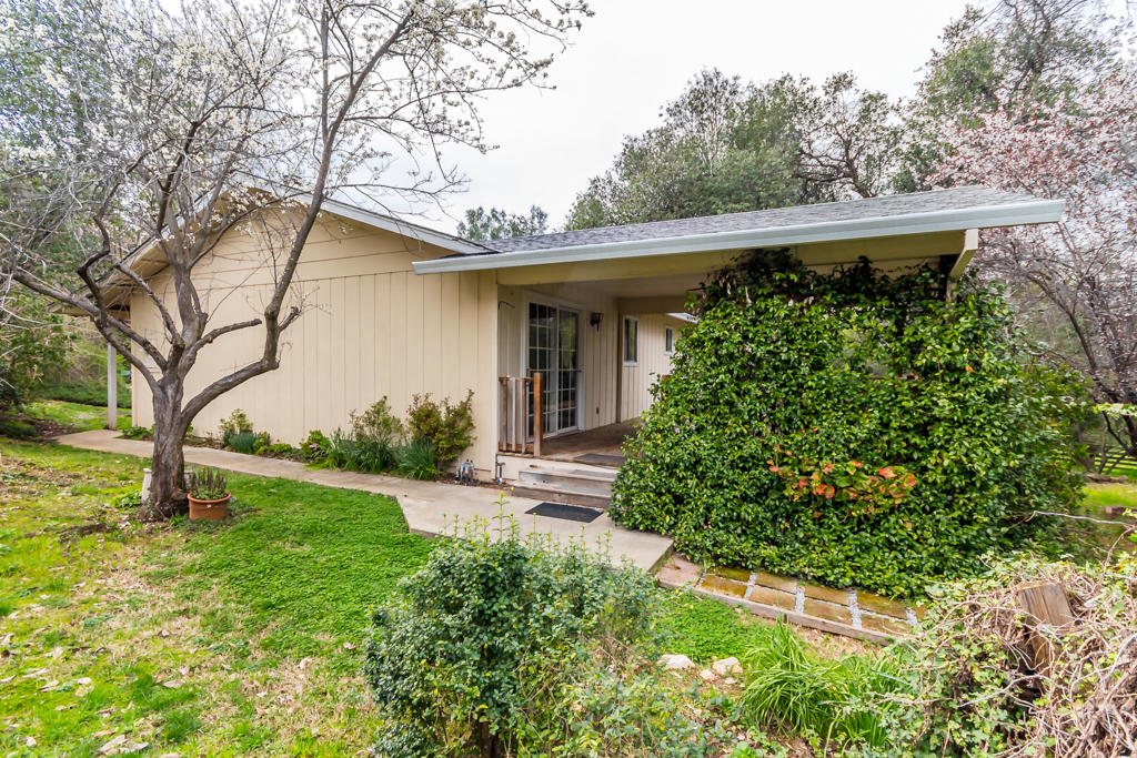 12651 Williamson Road Redding, CA 96003 - Photo 27 of 39 a front view of a house with garden