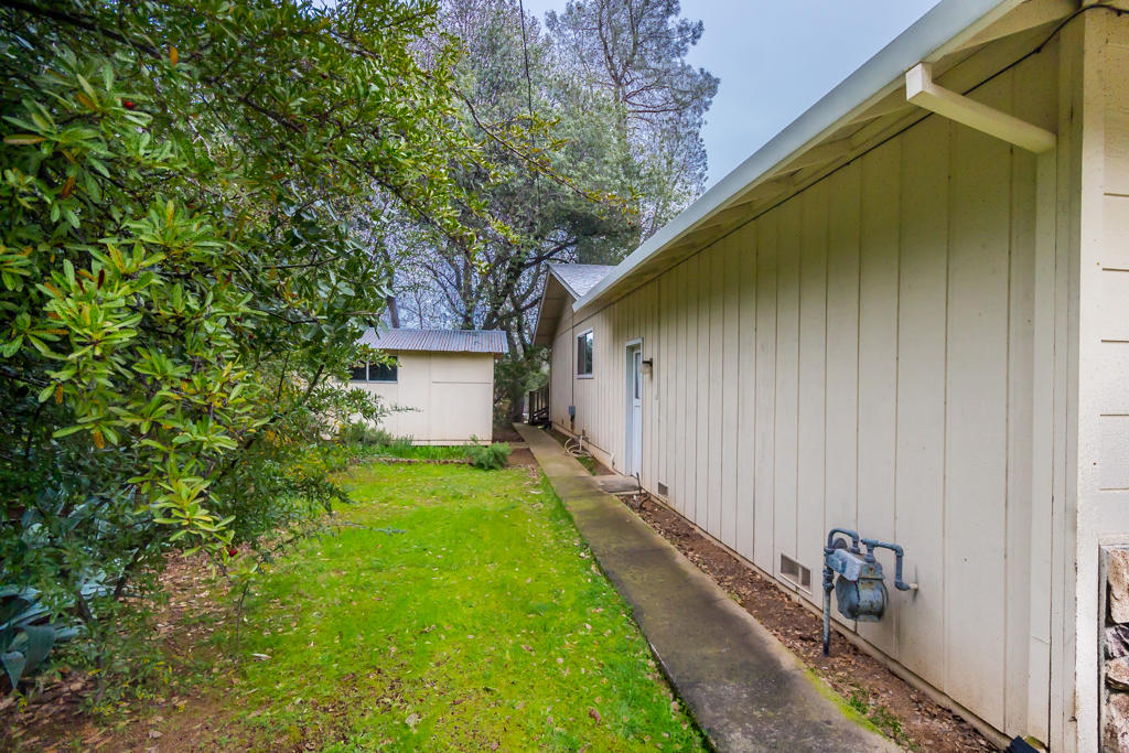 12651 Williamson Road Redding, CA 96003 - Photo 32 of 39 a backyard of a house with table and chairs