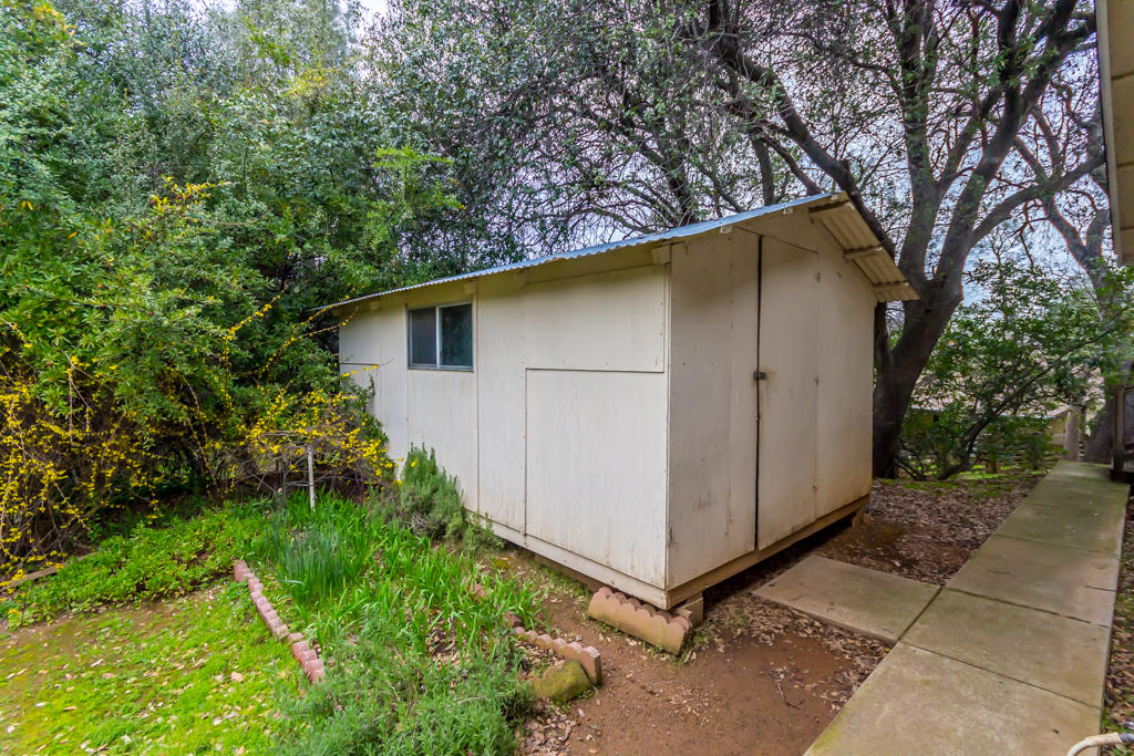 12651 Williamson Road Redding, CA 96003 - Photo 33 of 39 a backyard of a house with lots of green space