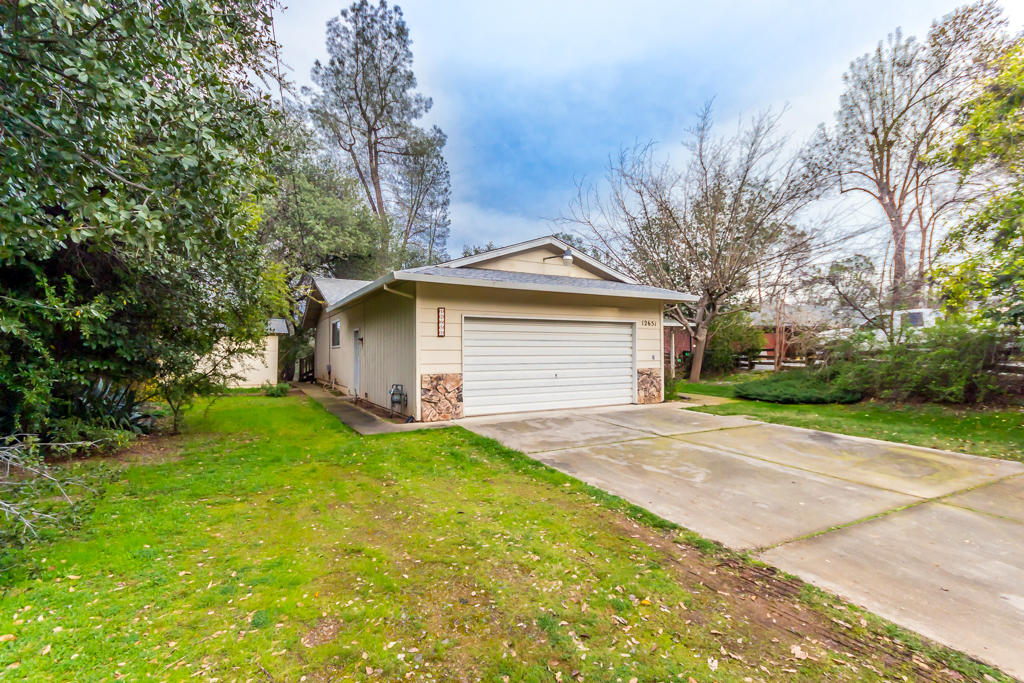12651 Williamson Road Redding, CA 96003 - Photo 4 of 39 a front view of house with yard and trees