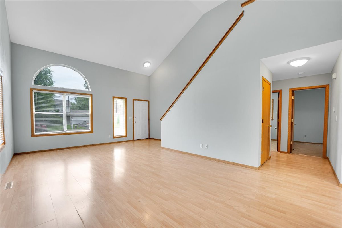 390 Madeline Trail Rockford, IL 61107 - Photo 4 of 32