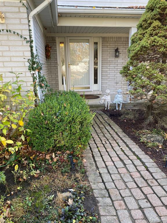 25249 Wykeshire Road Farmington Hills, MI 48336 - Photo 2 of 33
