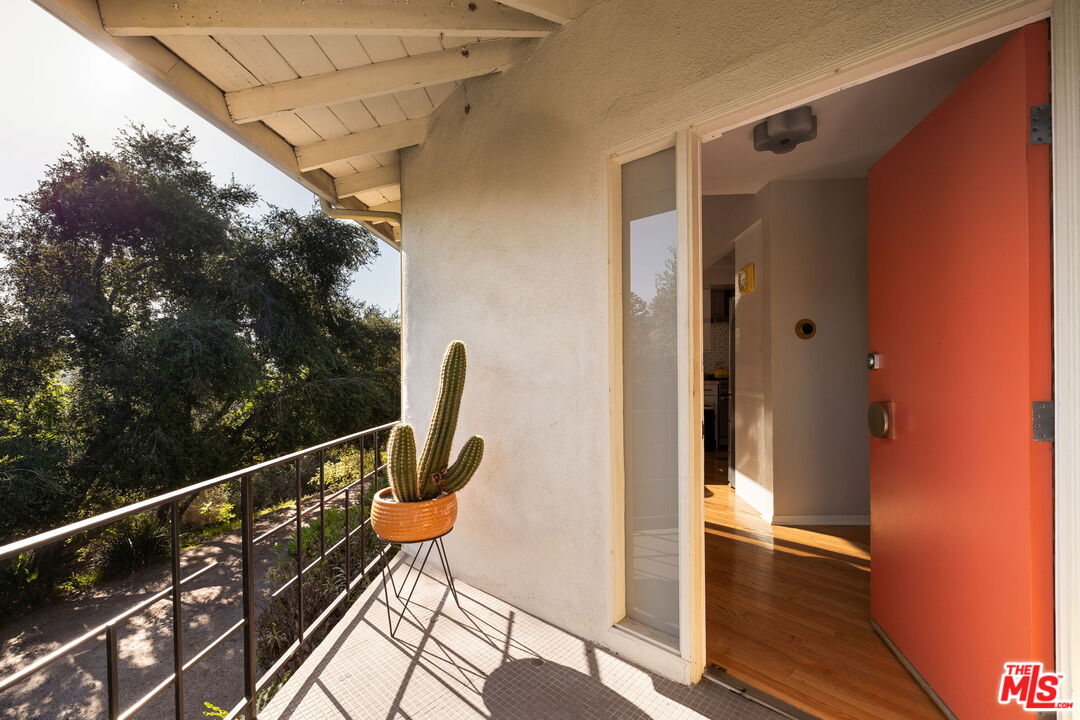 941 Cavanagh Road Glendale, CA 91207 - Photo 2 of 33