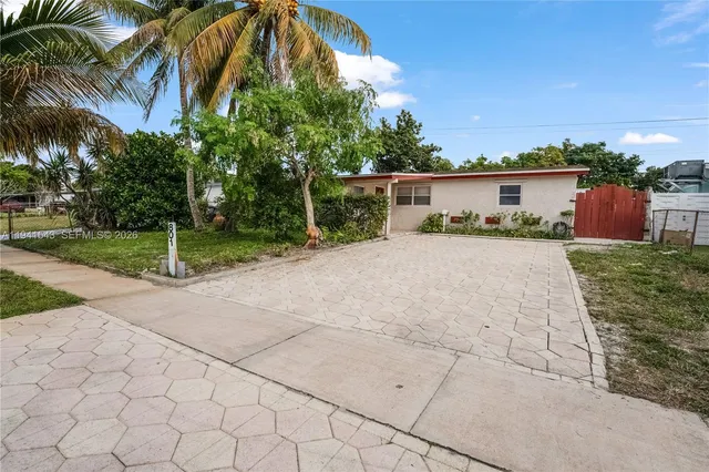 a view of a yard with palm tree