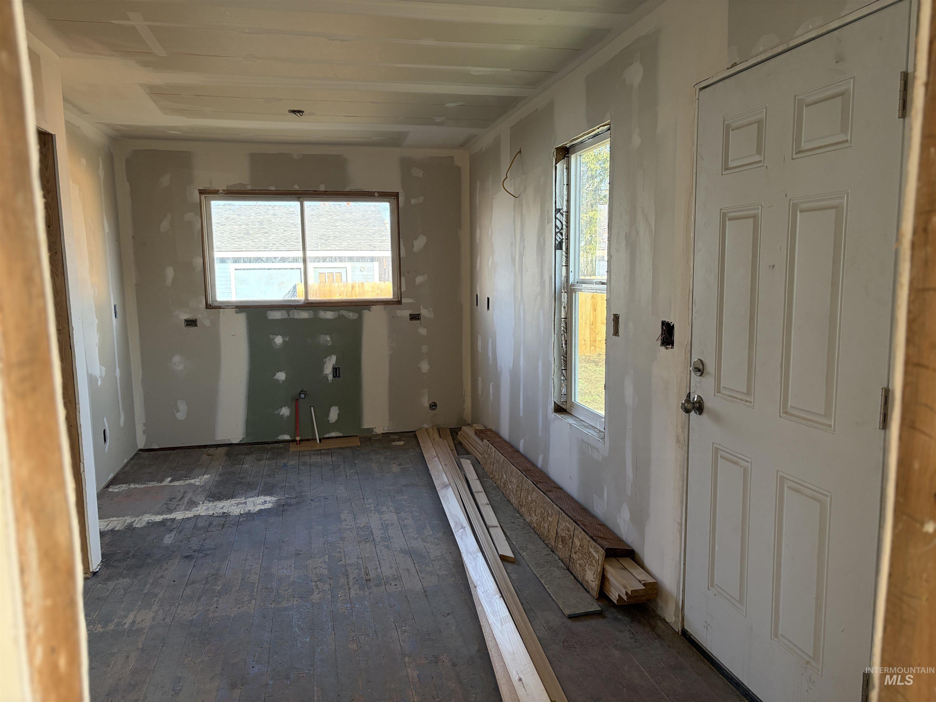 308 East Park Street Weiser, ID 83672 - Photo 18 of 50 Foyer featuring healthy amount of natural light and dark wood-style flooring