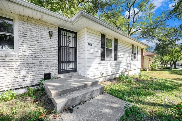 $189,900 | 801 North Redwood Drive, Independence, MO 64056