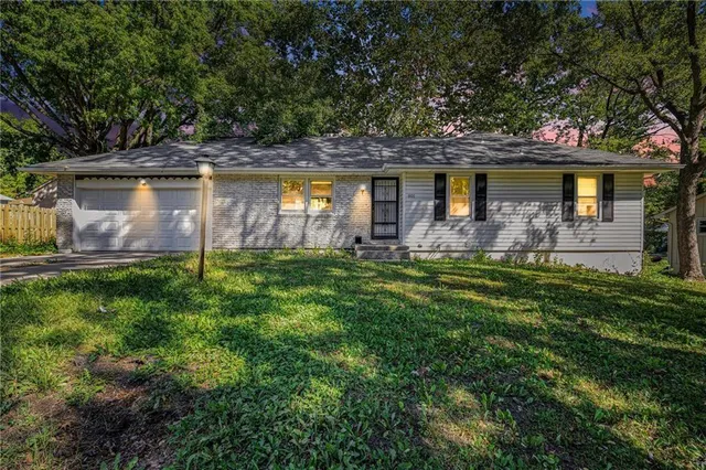 $189,900 | 801 North Redwood Drive, Independence, MO 64056