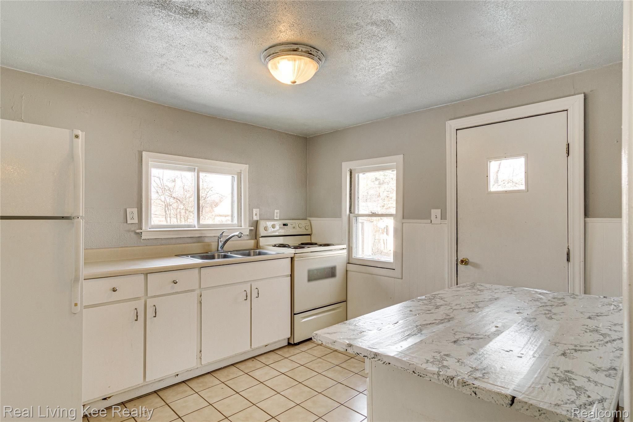 2852 Weaverton Rochester, MI 48307 - Photo 8 of 22 Kitchen with access to backyard.