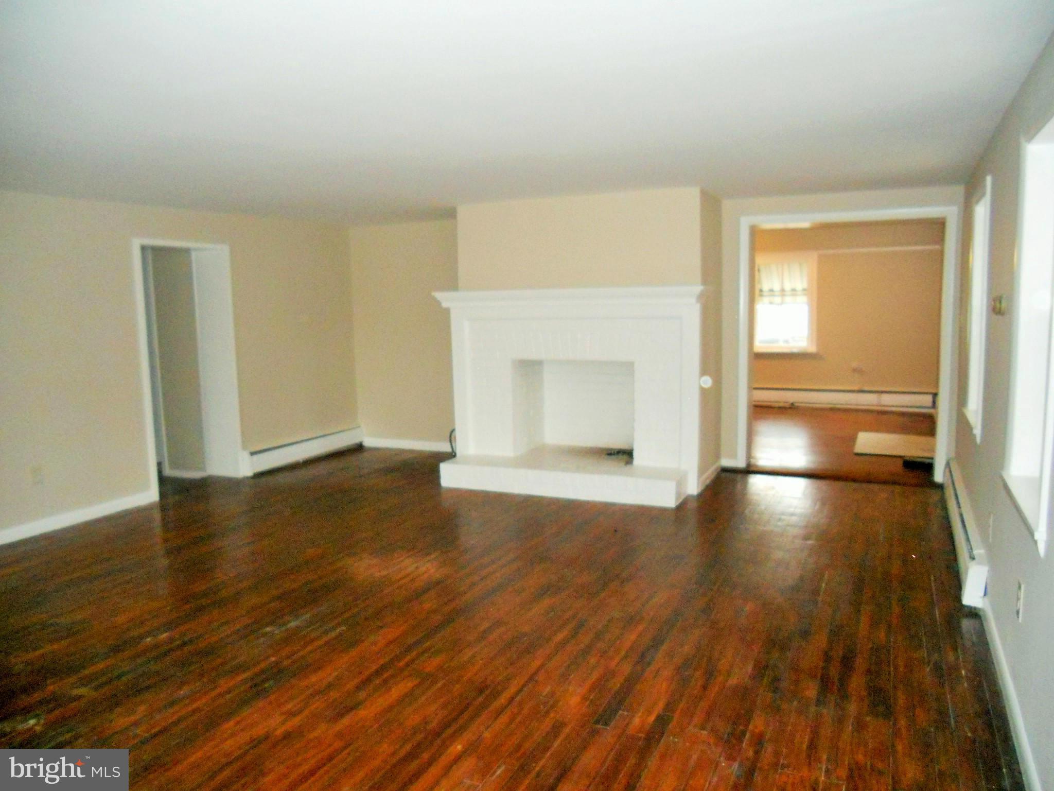 3349 Uniontown Road Westminster, MD 21158 - Photo 4 of 25 Spacious living room w/ hardwood floors