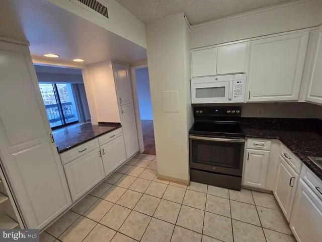 $4,575 | 3800 Fairfax Drive, Unit 104, Arlington, VA 22203