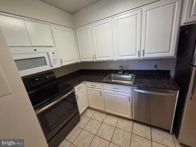 $4,575 | 3800 Fairfax Drive, Unit 104, Arlington, VA 22203