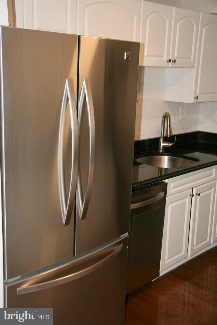 581 Summit Hall Road Gaithersburg, MD 20877 - Photo 8 of 22 a close view of a sink and cabinets