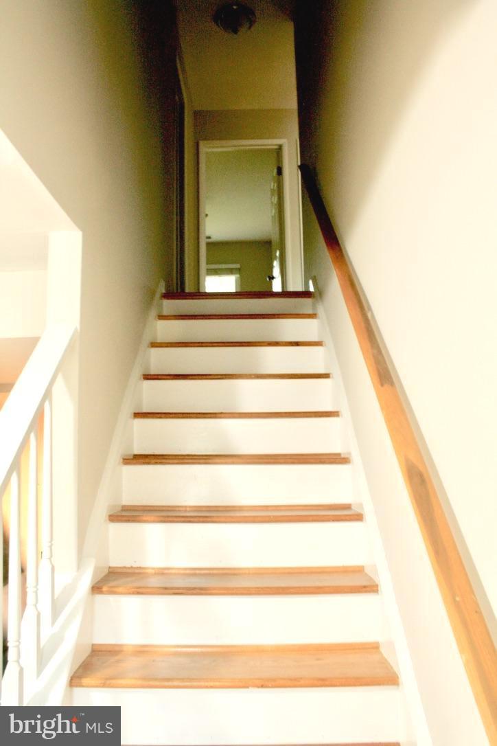 581 Summit Hall Road Gaithersburg, MD 20877 - Photo 10 of 22 a view of entryway