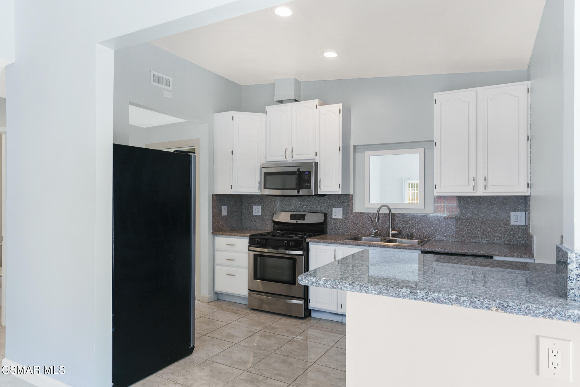 7714 Rhea Avenue Reseda, CA 91335 - Photo 8 of 37 7714 Rhea Ave-web-7