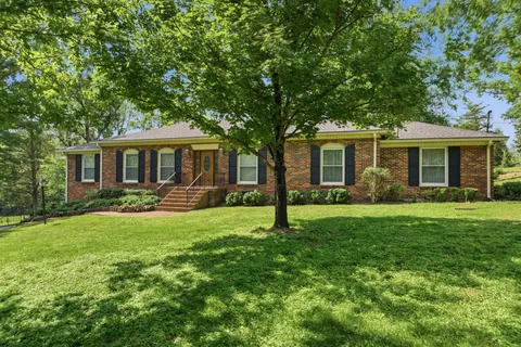 a view of a house with a backyard