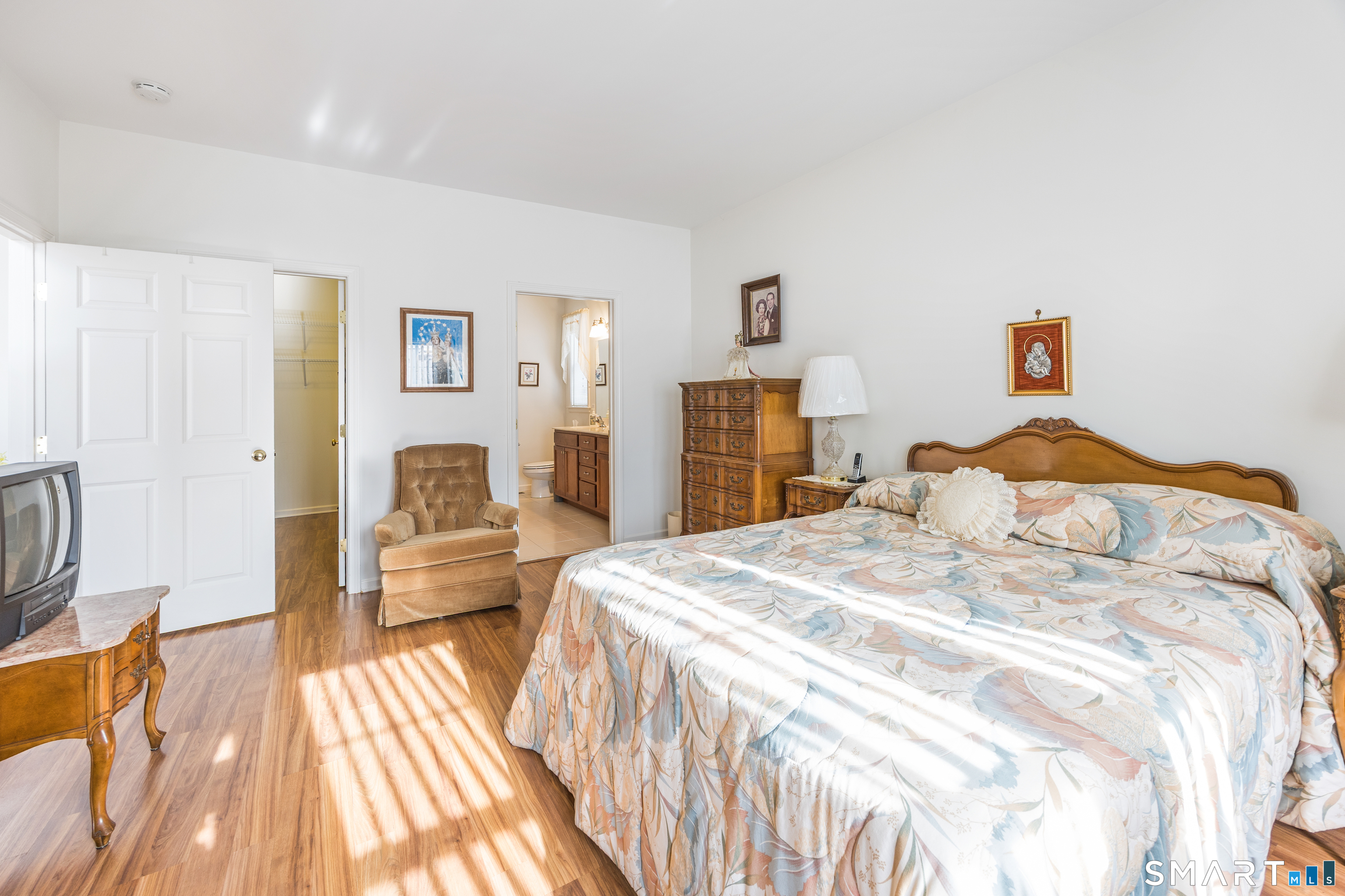 39 Phillips Farm Road, Unit 39 East Hartford, CT 06118 - Photo 18 of 32 a bedroom with a bed and a couch