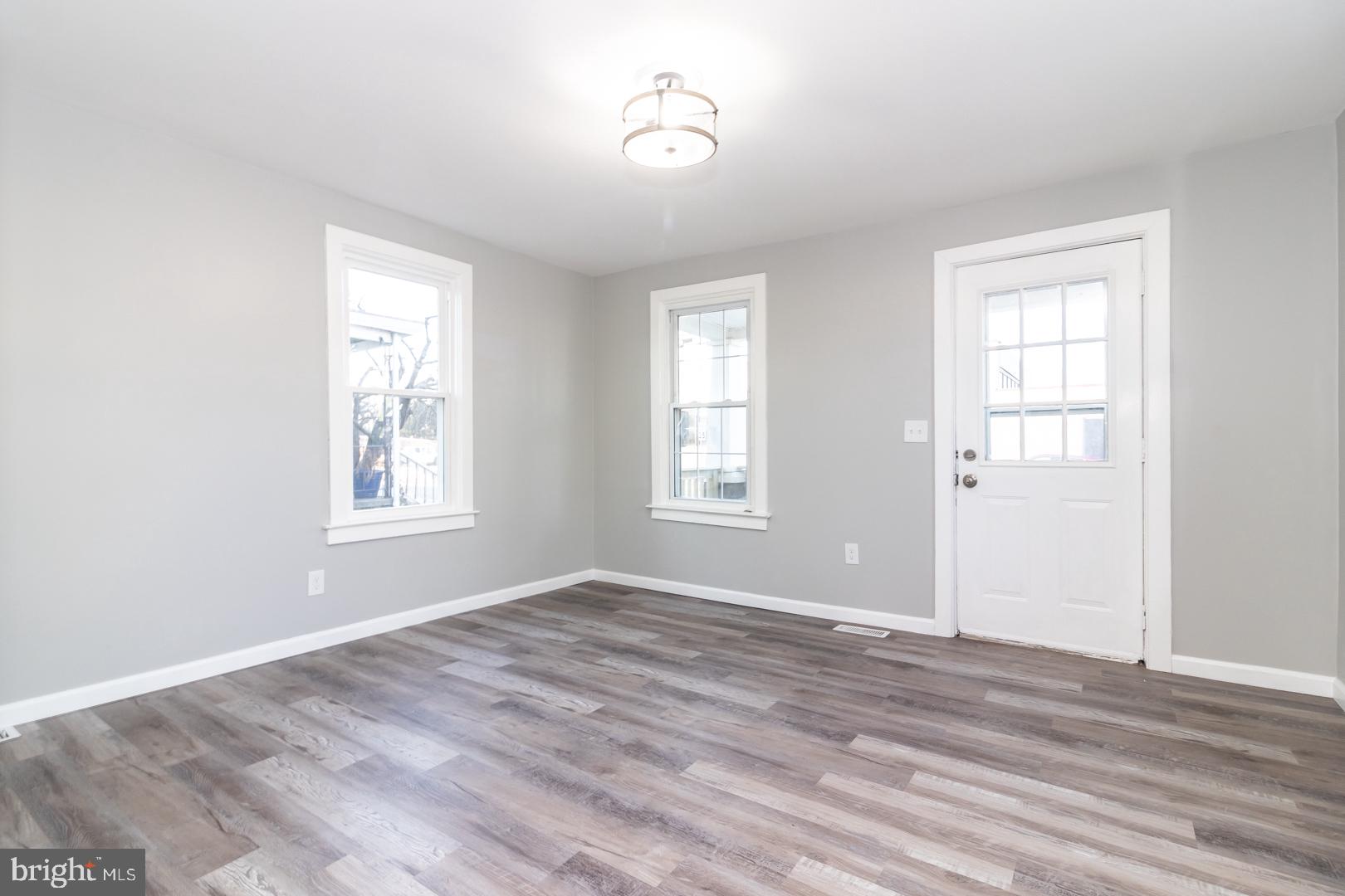 327 Crown Point Road West Deptford, NJ 08086 - Photo 5 of 26 Living Room