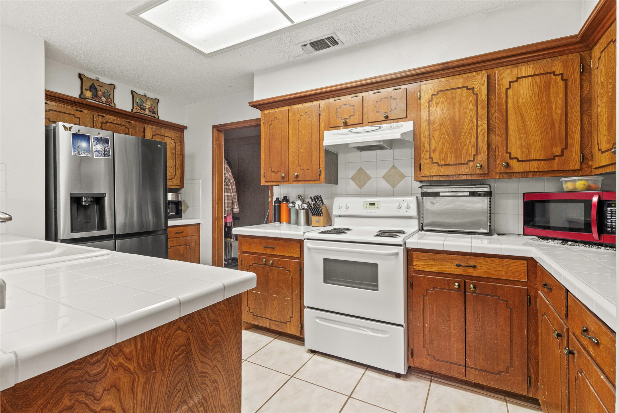 206 Stanford Road Lake Jackson, TX 77566 - Photo 15 of 26 a kitchen with granite countertop a sink stainless steel appliances and cabinets