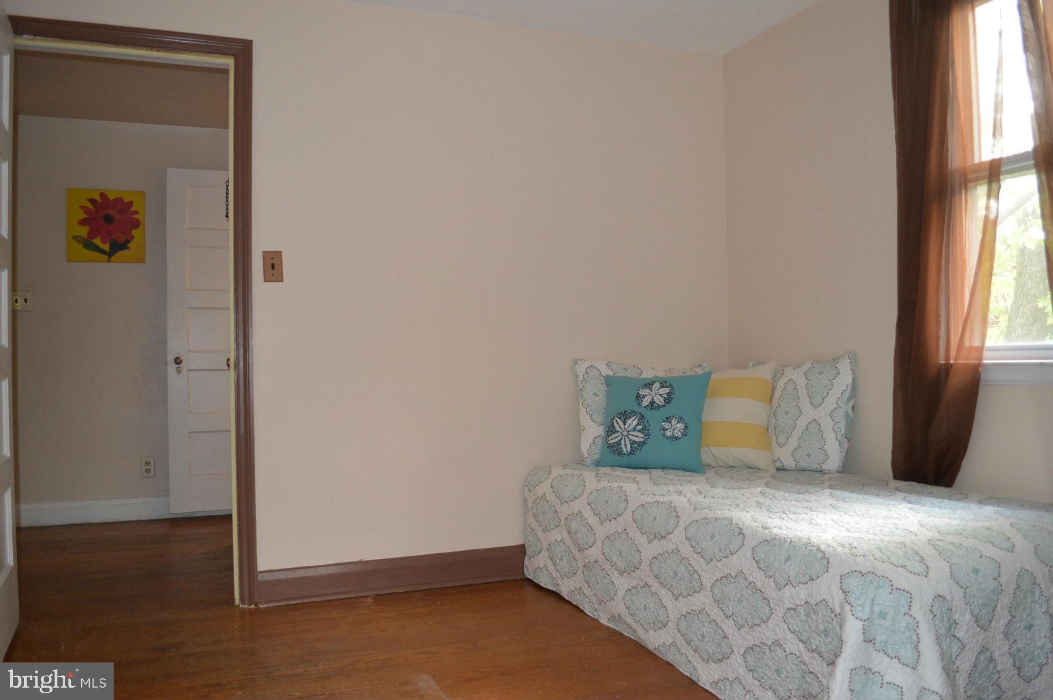 746 Charing Cross Road Baltimore, MD 21229 - Photo 15 of 30 a bedroom with a bed and a window