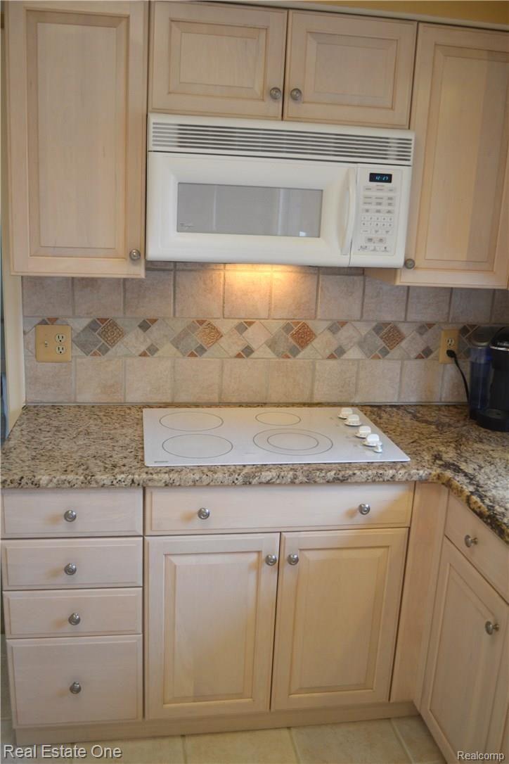 31135 Country Ridge Circle Farmington, MI 48331 - Photo 13 of 37 k2.jpg