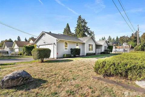 a view of a house with a yard