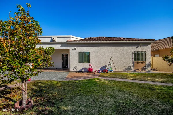 a view of a house with backyard