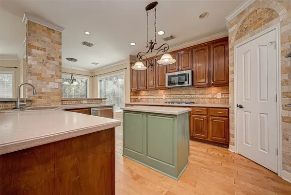 $4,100 | 11 Gabled Pines Place, The Woodlands, TX 77382