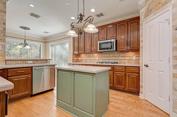 $4,100 | 11 Gabled Pines Place, The Woodlands, TX 77382