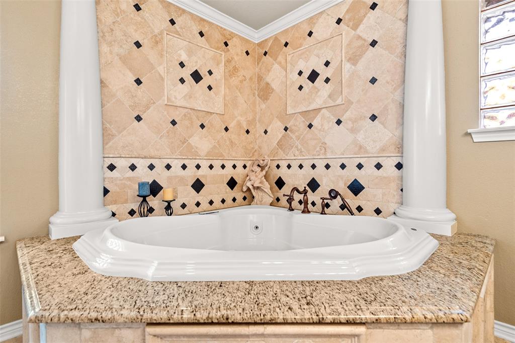 400 Hunters Ridge Circle Coppell, TX 75019 - Photo 18 of 35 a bathroom with a bathtub and shower